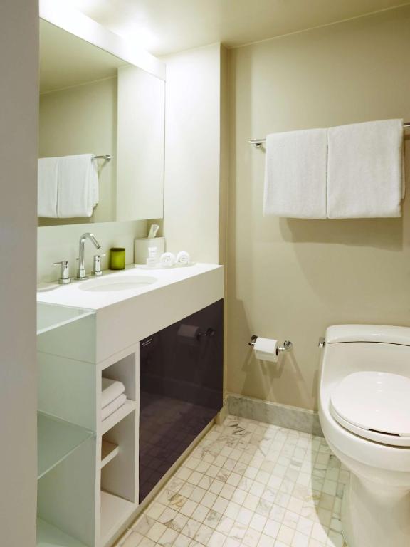 Queen Room with Two Queen Beds and Accessible Shower – Disability Access