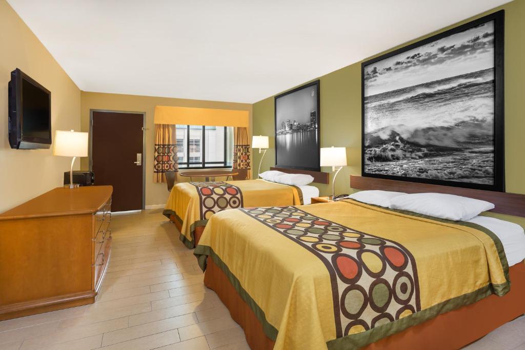 Deluxe Queen Room with Two Queen Beds – Non-Smoking – Pool View