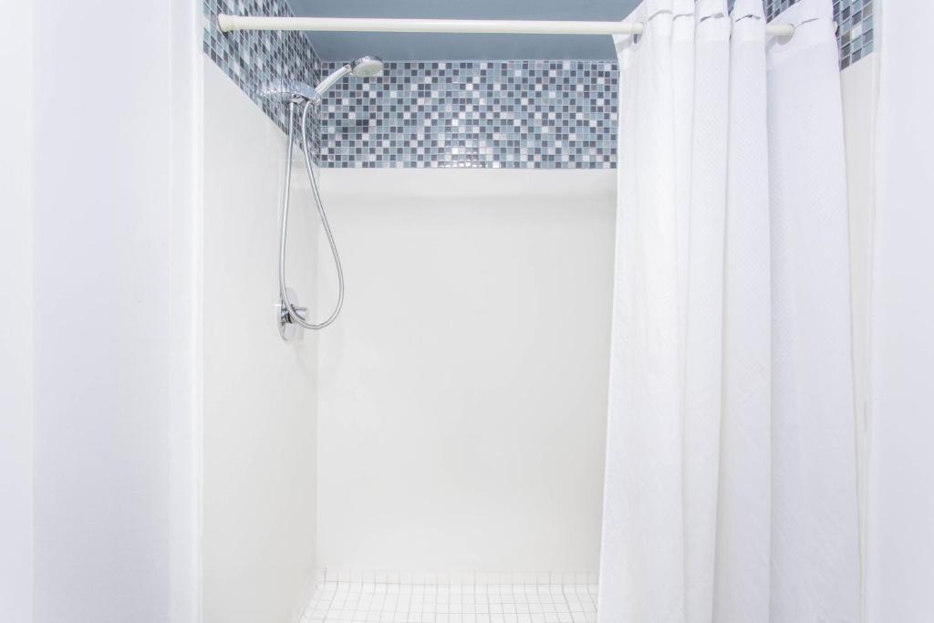 King Suite- Non-Smoking – Oceanfront