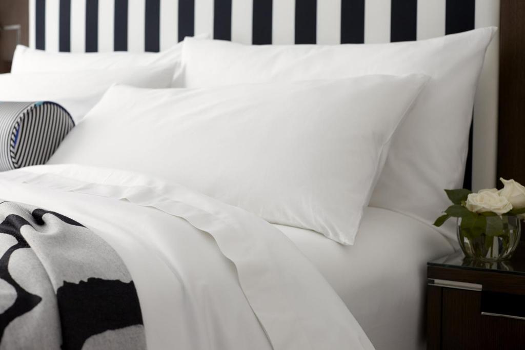 Classic King Mobility- and Hearing-Accessible Guest Room With Transfer Shower