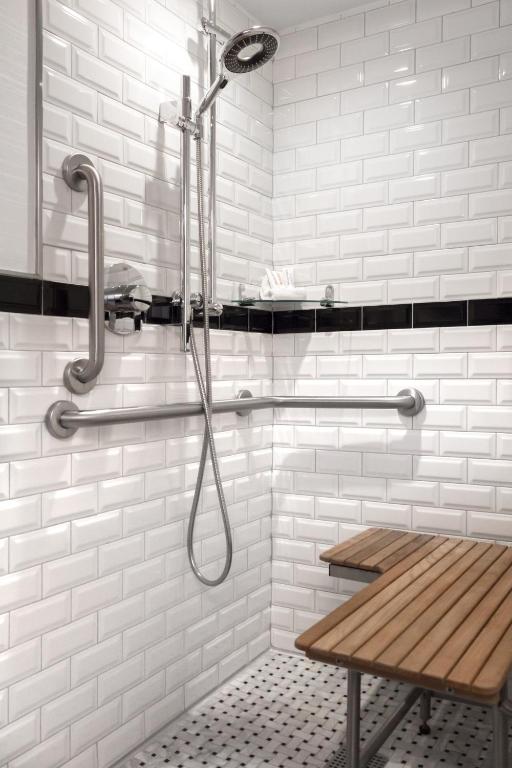 Classic King Mobility- and Hearing-Accessible Guest Room With Transfer Shower