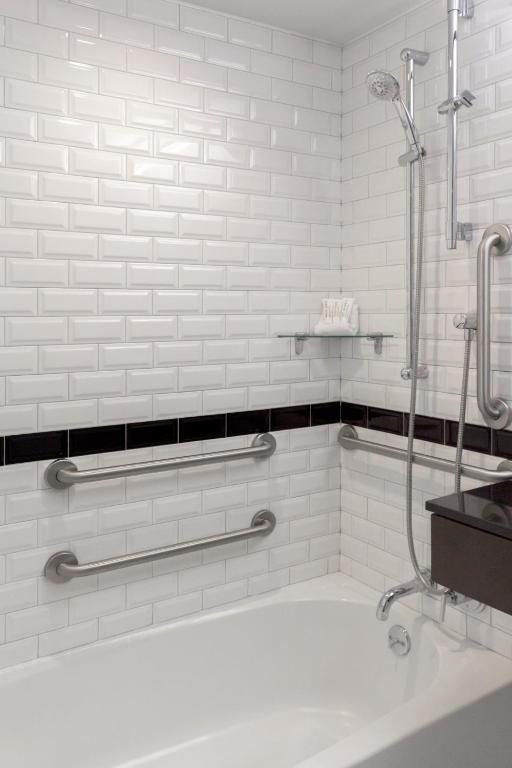 Classic Queen Guest Room With Tub