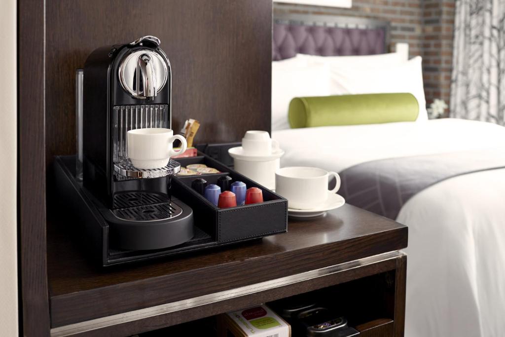 Classic Queen Mobility- and Hearing-Accessible Guest Room With Roll-In Shower