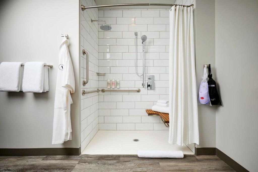 Classic King Mobility- and Hearing-Accessible Guest Room With Roll-in Shower