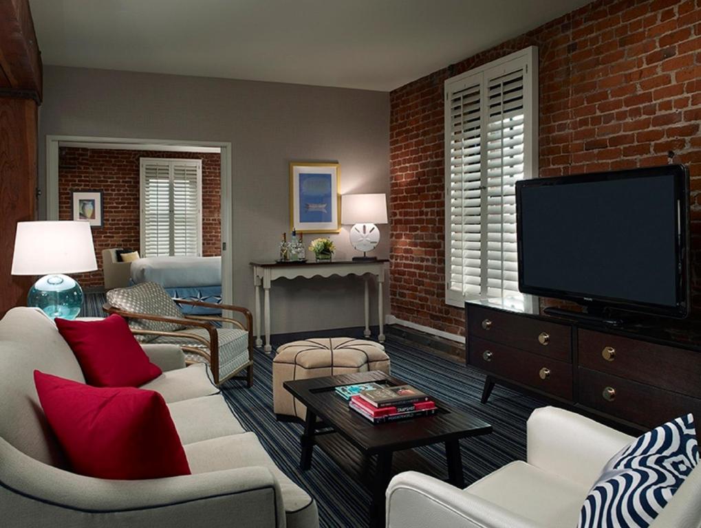 One-Bedroom Suite – King Bed