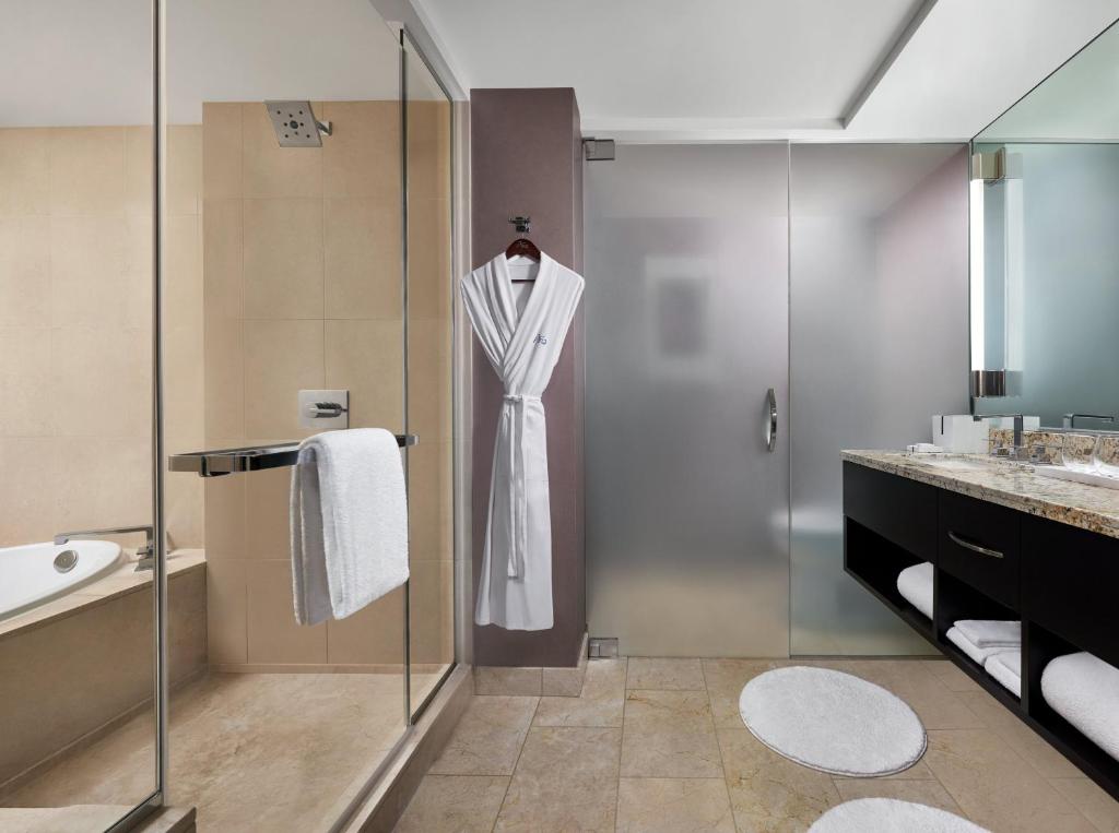 Deluxe Strip View King Room