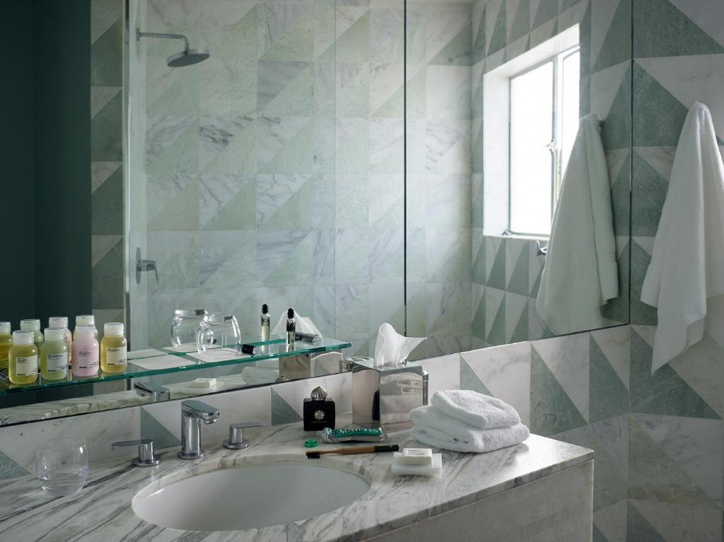 Deluxe King Guest room 1 King