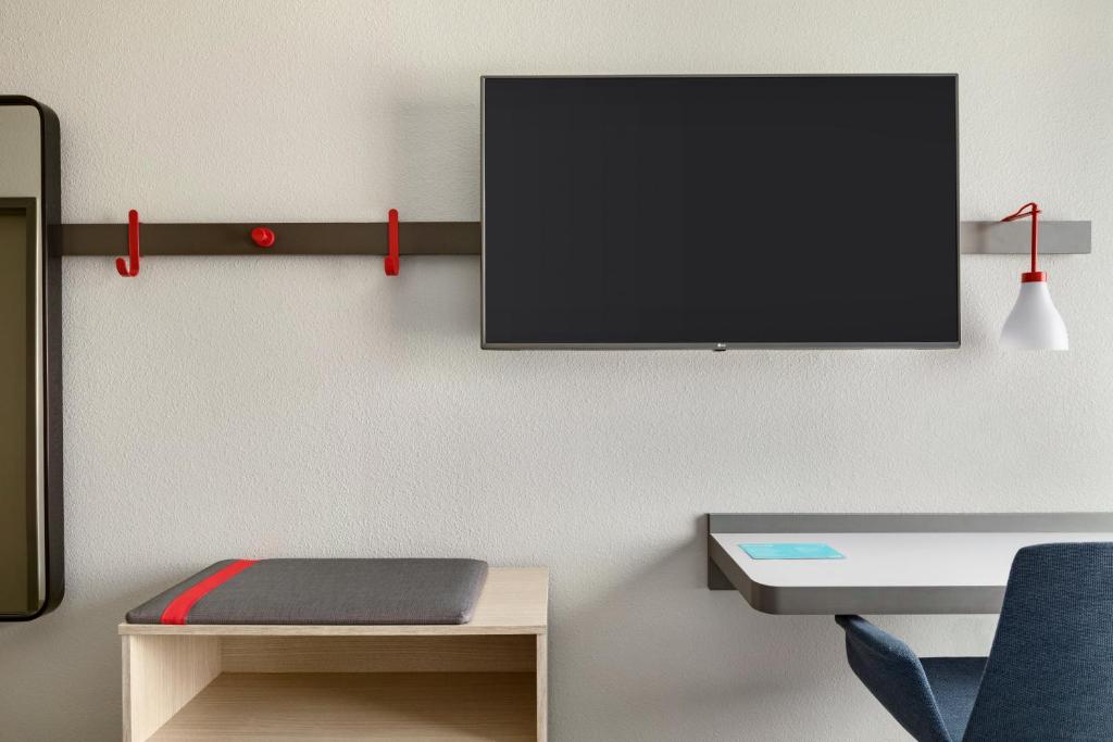 Room with One King Bed or Two Queen Beds