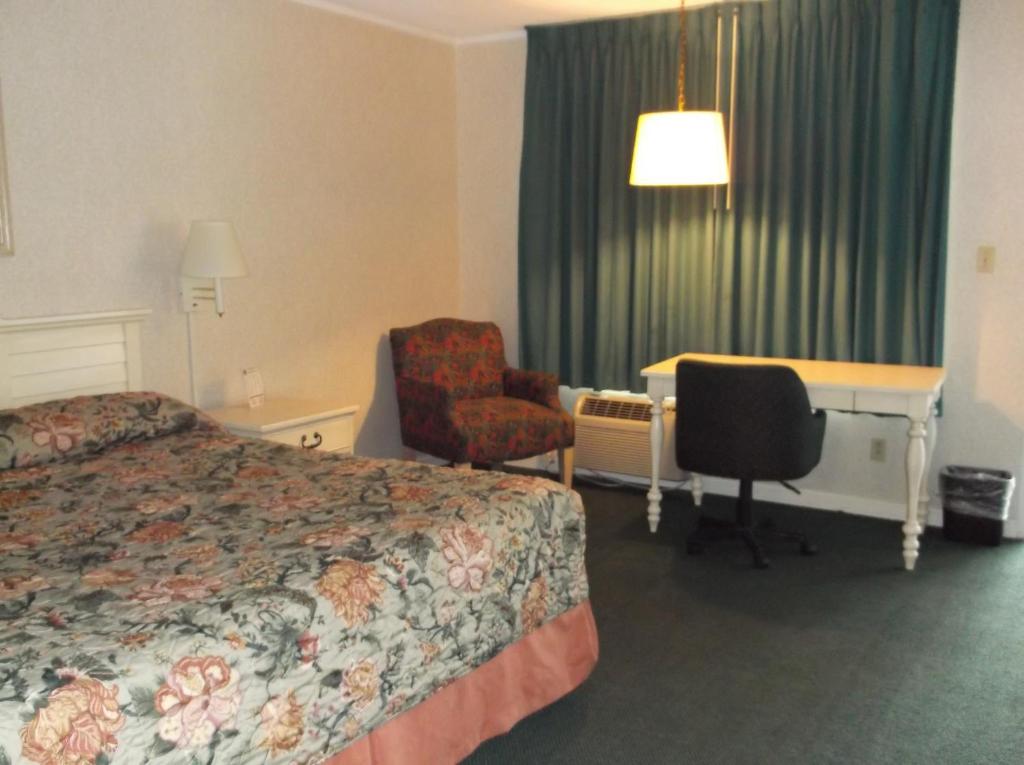 Deluxe King Suite – Non-Smoking