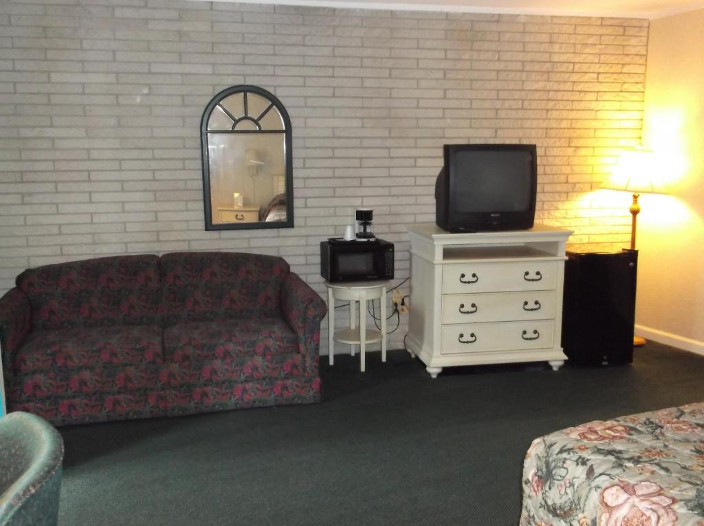 Deluxe King Suite – Non-Smoking