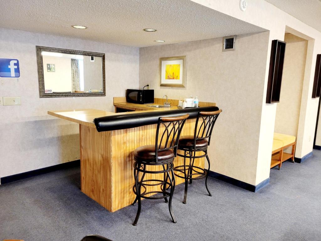 1 Room King Suite Non-Smoking