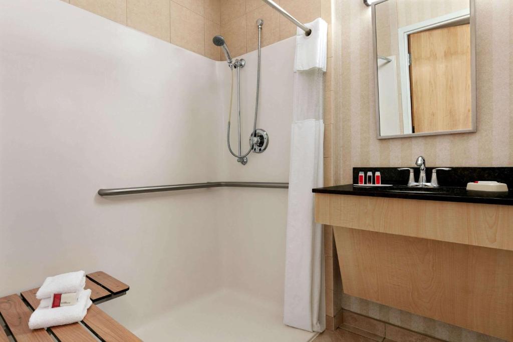 Queen Suite – Disability Access – Non-Smoking