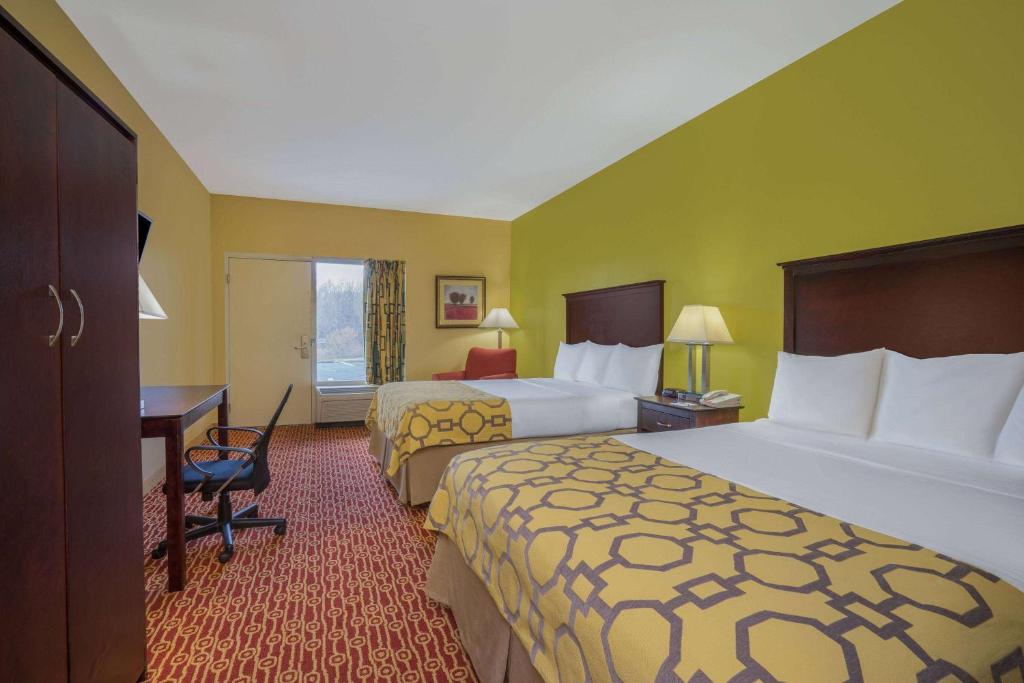 Queen Room with Two Queen Beds – Non-Smoking