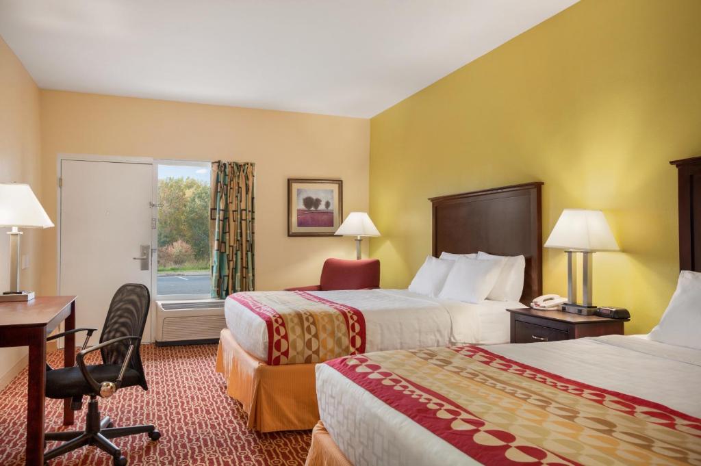 Queen Room with Two Queen Beds – Non-Smoking