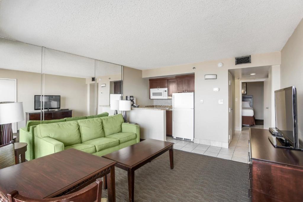 Deluxe One-Bedroom Suite – Oceanfront