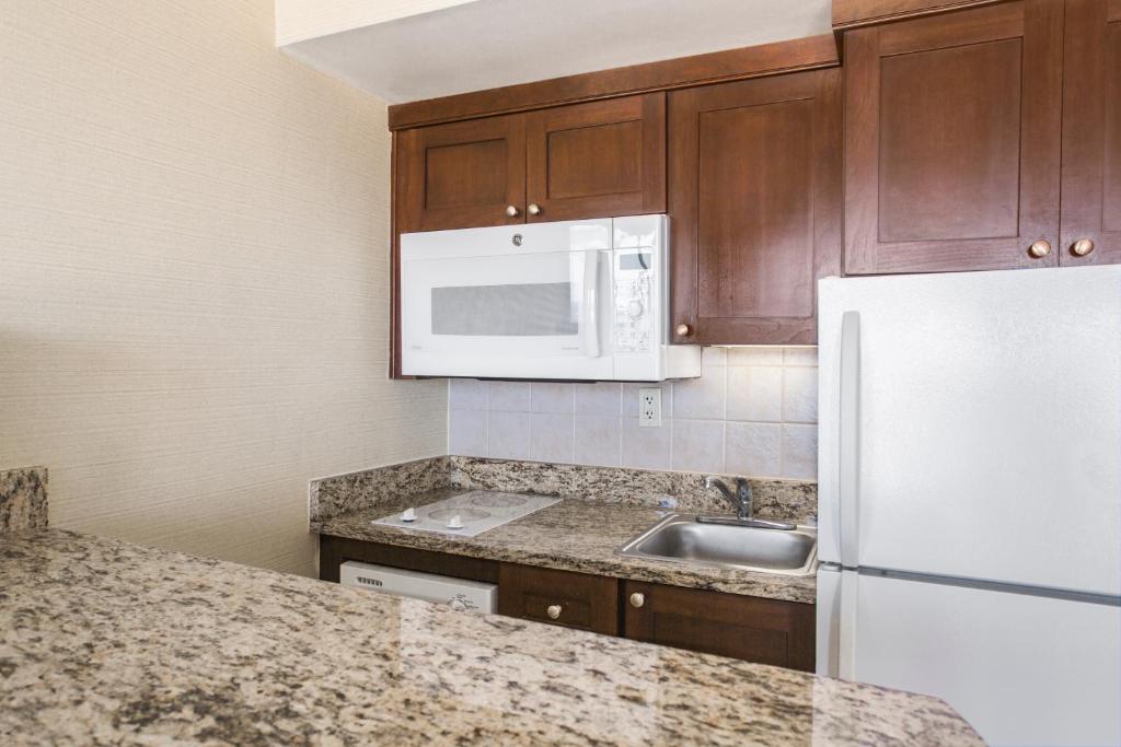 Deluxe One-Bedroom Suite – Oceanfront