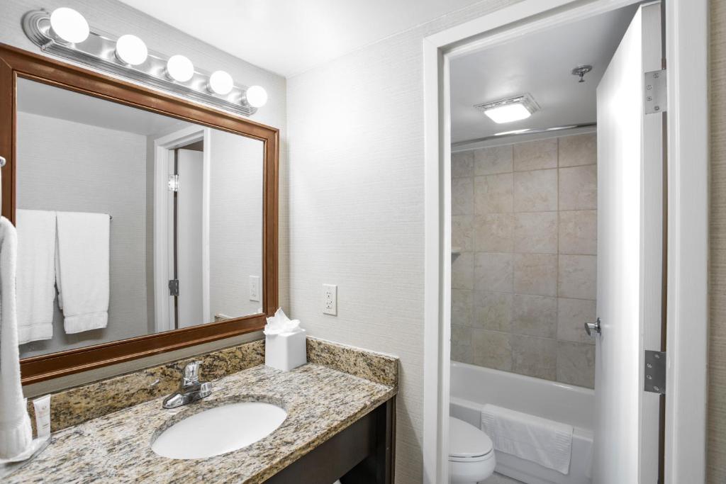 Deluxe One-Bedroom Suite – Oceanfront