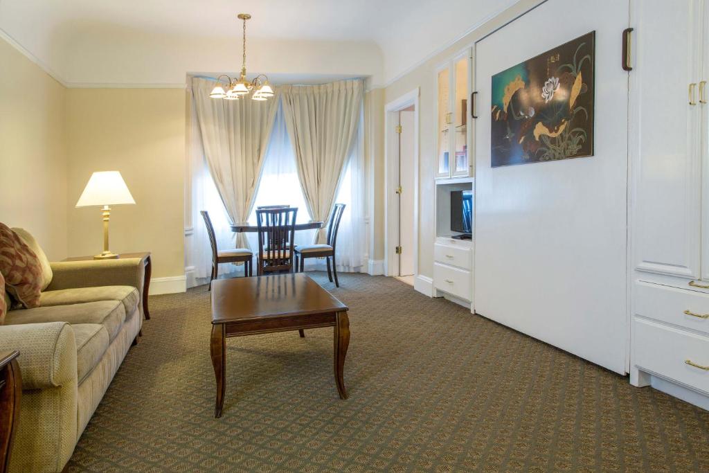 One Bedroom Suite With Kitchen