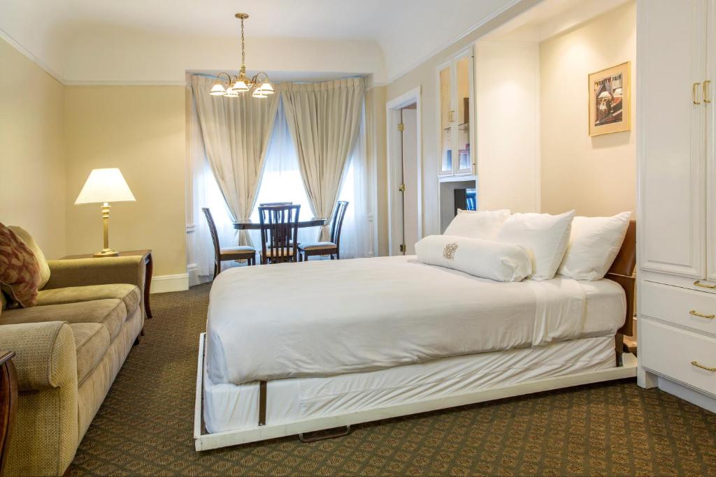 One Bedroom Suite With Kitchen