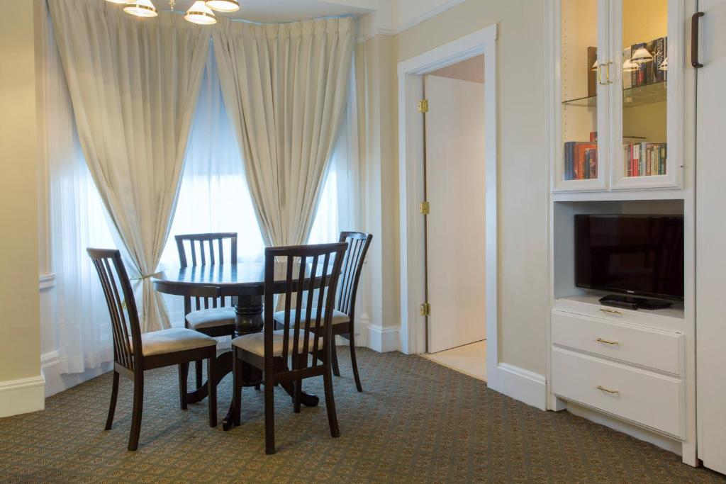 One Bedroom Suite With Kitchen