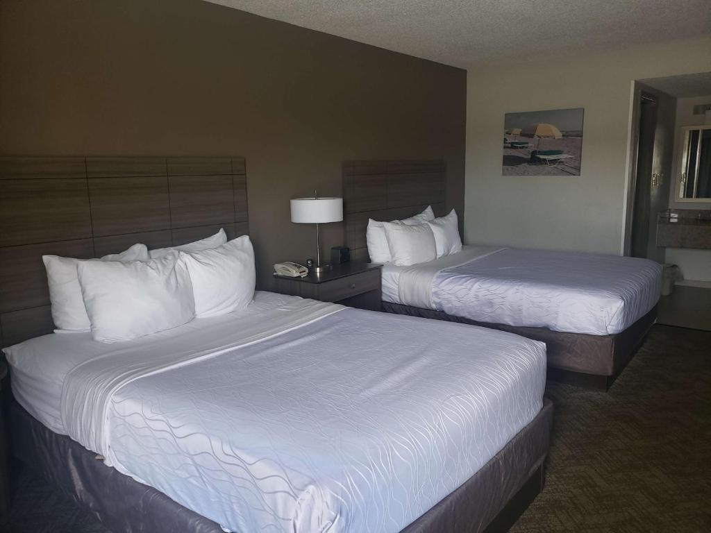 Queen Room with Two Queen Beds – Non-Smoking