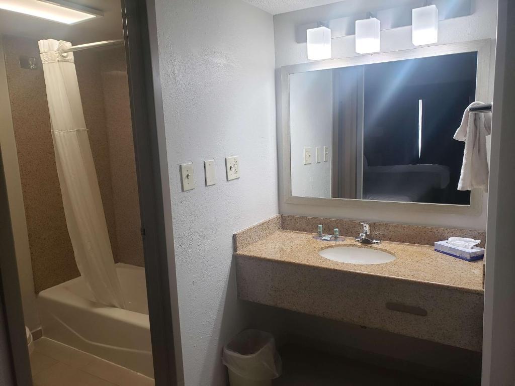 Queen Room with Two Queen Beds – Non-Smoking