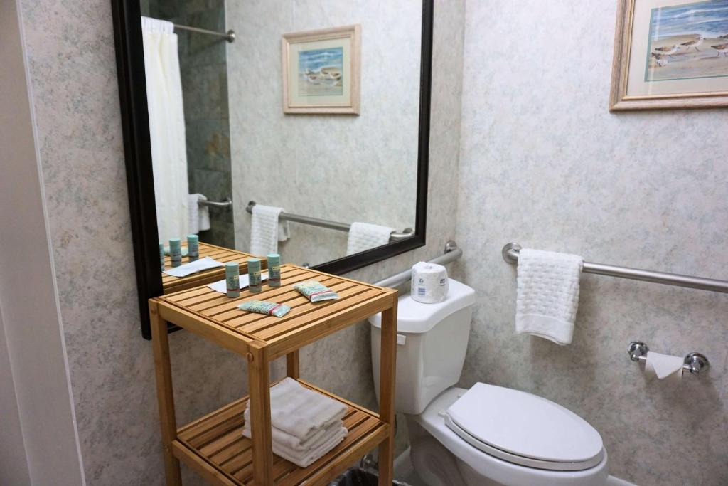 Queen Room with Two Queen Beds and Roll-In Shower – Disability AccessNon-Smoking