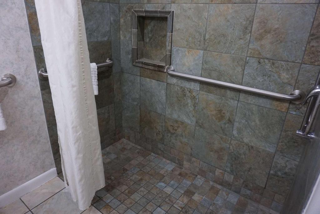 Queen Room with Two Queen Beds and Roll-In Shower – Disability AccessNon-Smoking