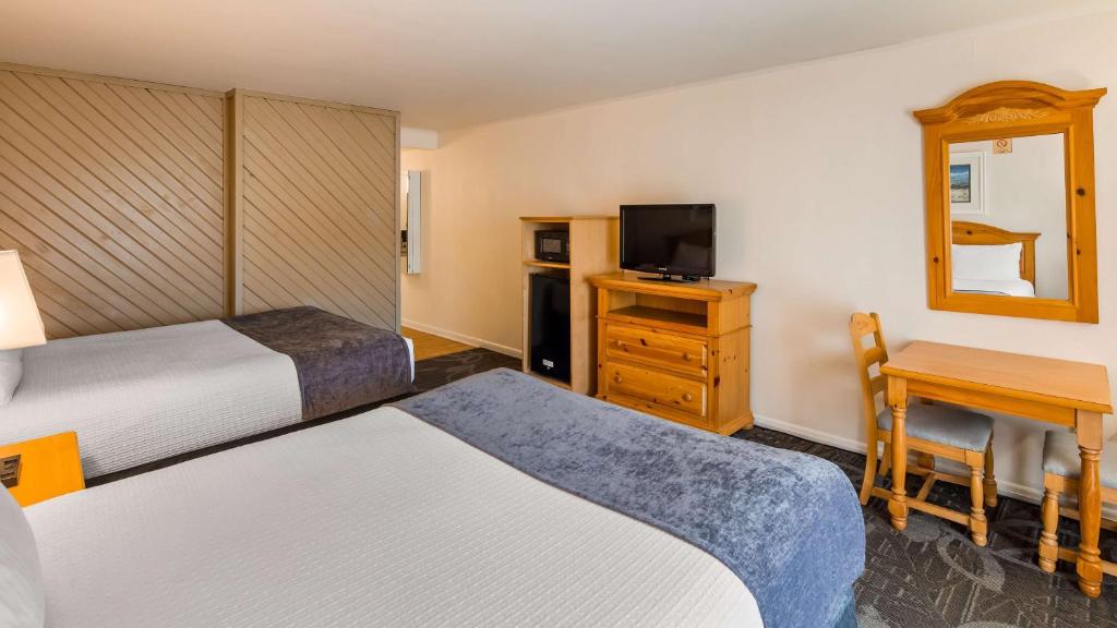 Queen Room with Two Queen Beds and Roll-In Shower – Disability AccessNon-Smoking