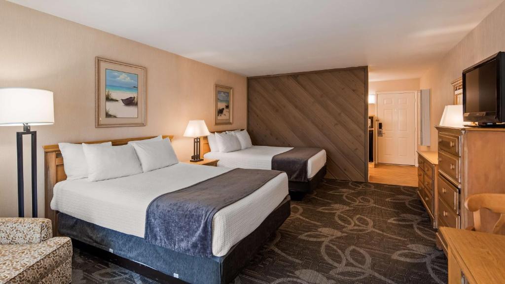 Queen Room with Two Queen Beds and Roll-In Shower – Disability AccessNon-Smoking