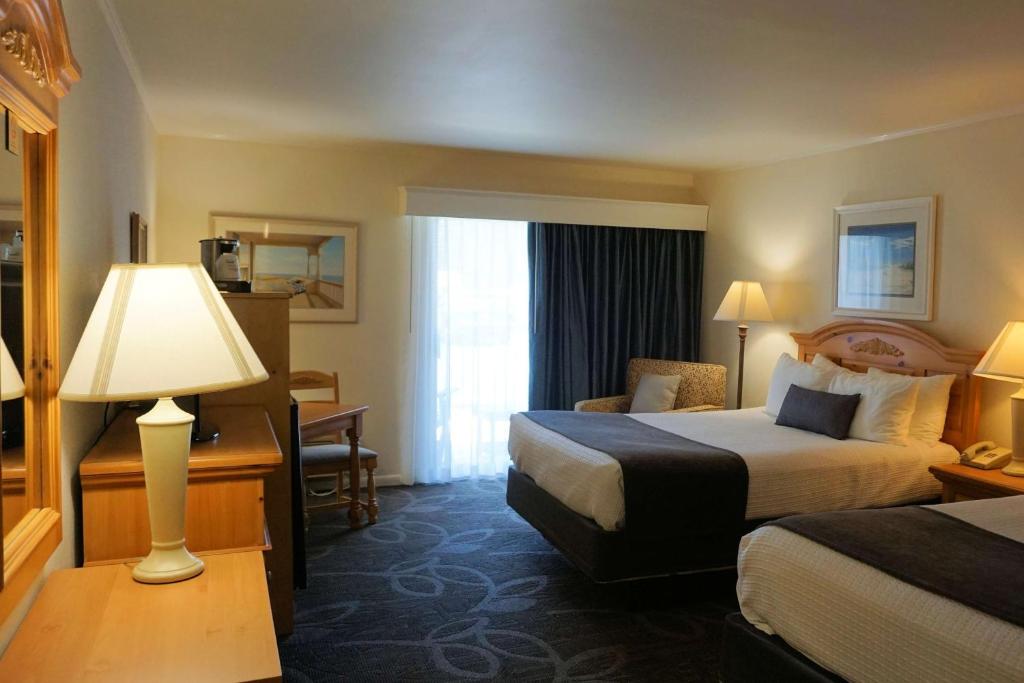 Queen Room with Two Queen Beds and Roll-In Shower – Disability AccessNon-Smoking