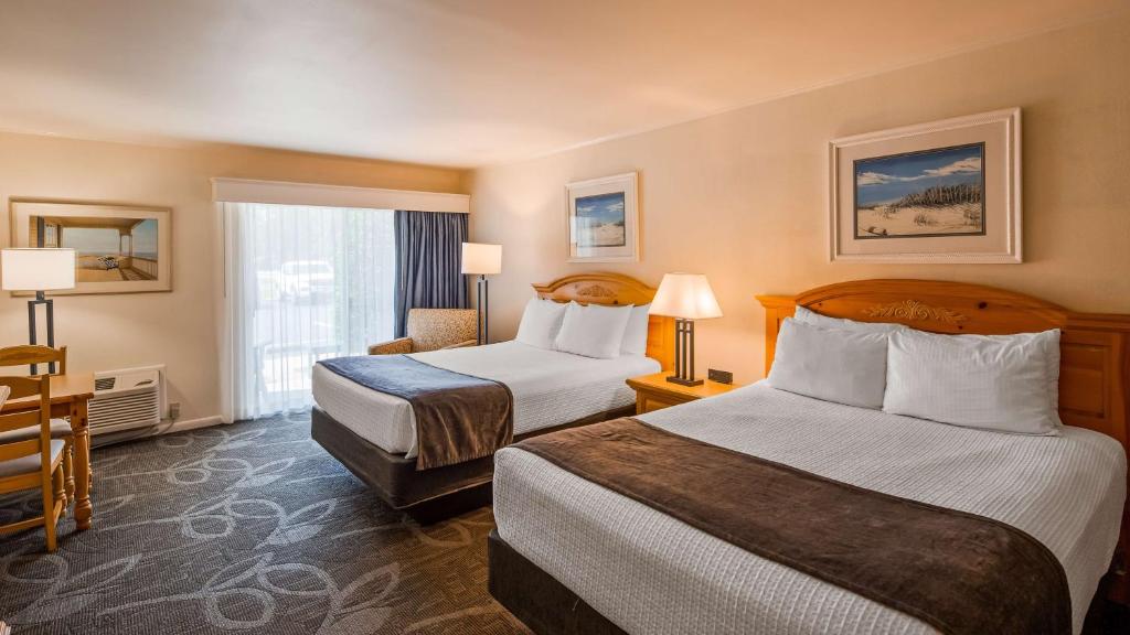 Queen Room with Two Queen Beds – Non-Smoking