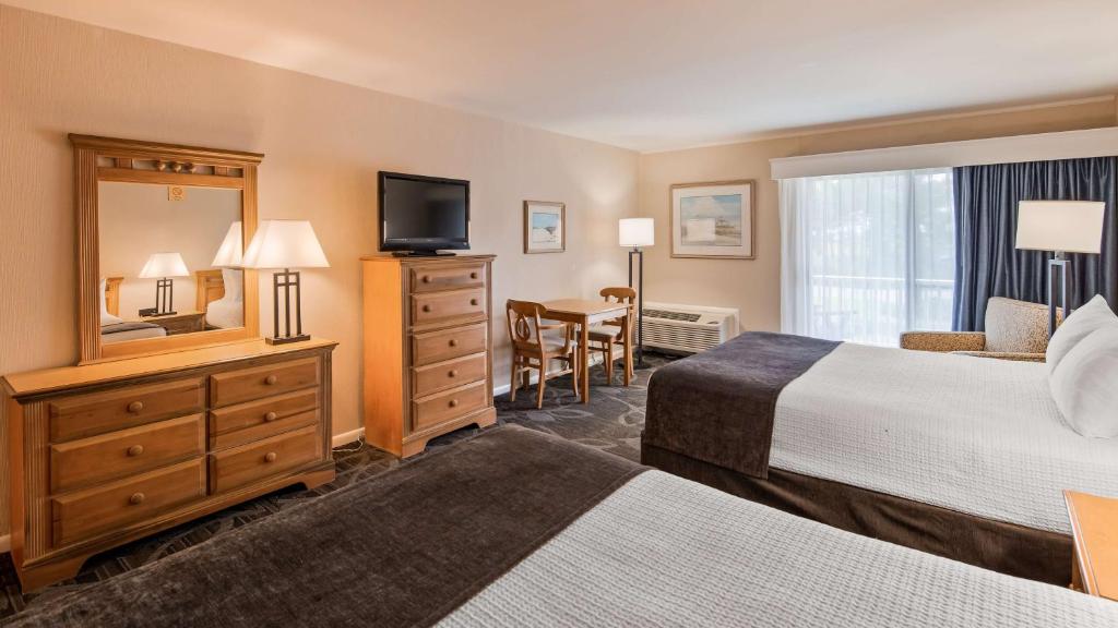 Queen Room with Two Queen Beds – Non-Smoking