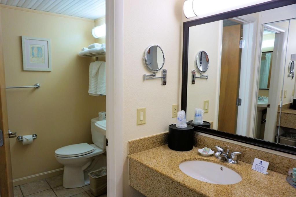 Queen Room with Two Queen Beds – Poolside