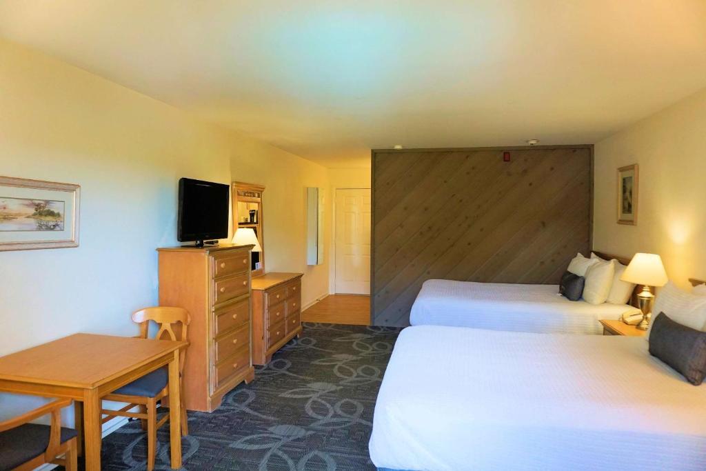 Queen Room with Two Queen Beds – Poolside