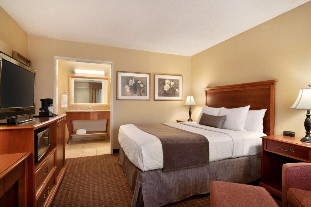 Queen Room with Roll-In Shower – Mobility AccessibleNon-Smoking