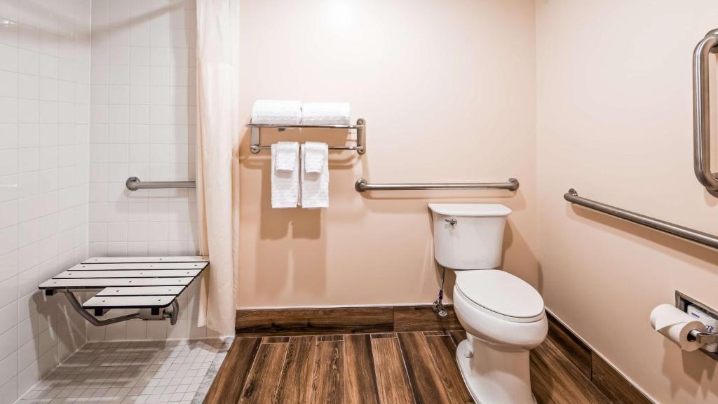 King Room with Bath Tub – Disability Access – Non-Smoking