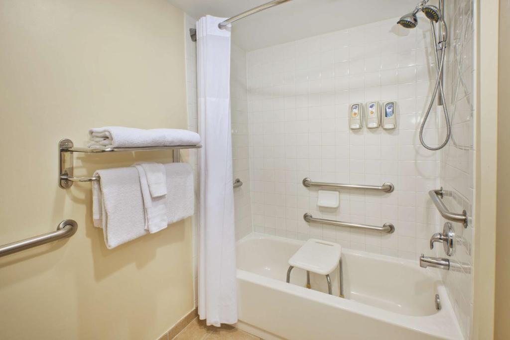 King Room with Bath Tub – Disability Access – Non-Smoking