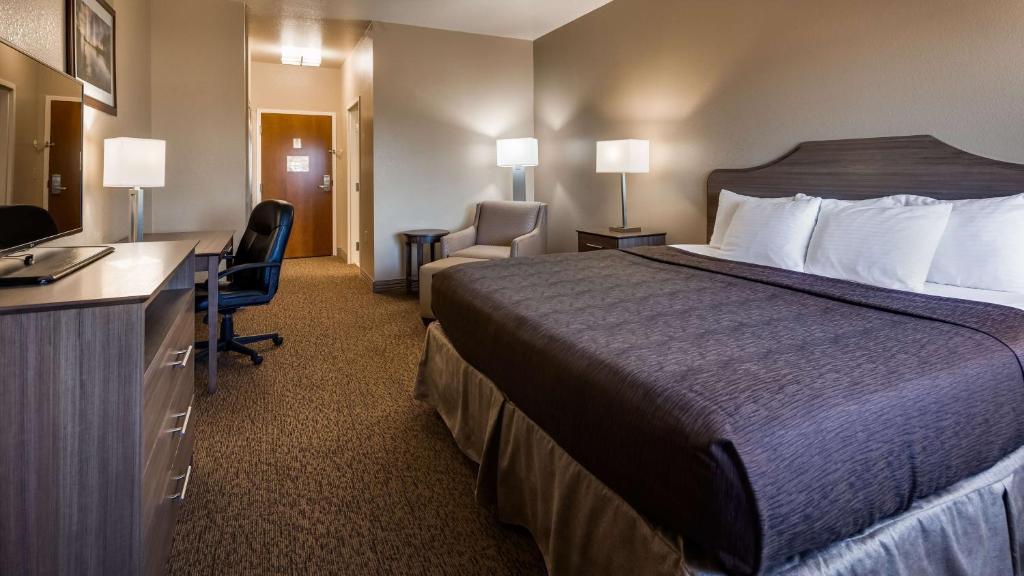 DISABILITY ACCESS – King Room with Roll-In Shower