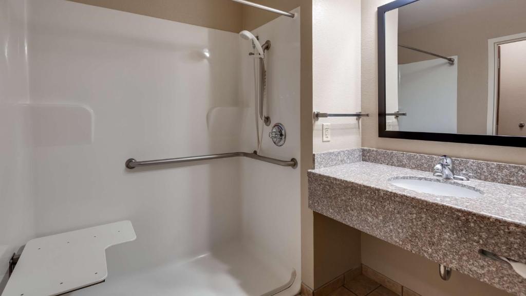 DISABILITY ACCESS – Queen Room with Roll-In Shower
