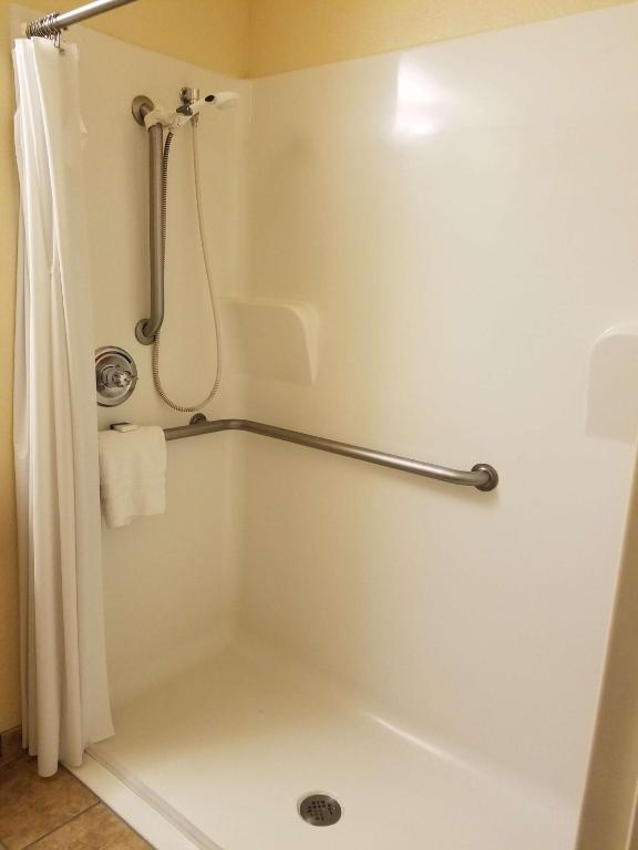 DISABILITY ACCESS – Queen Room with Roll-In Shower