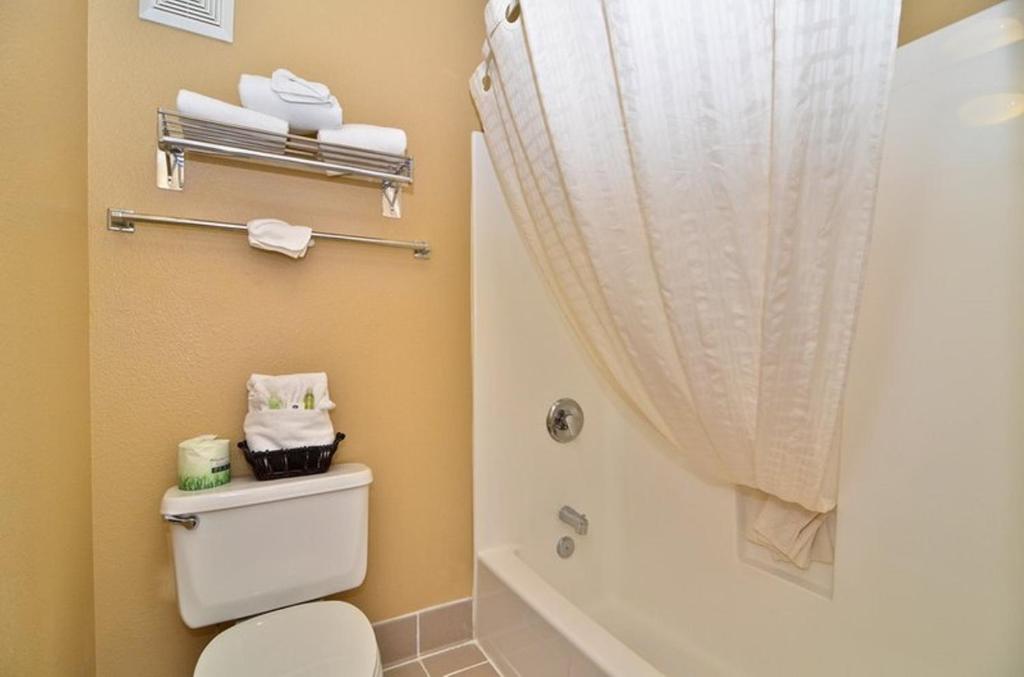 Queen Room with Two Queen Beds – Non Smoking