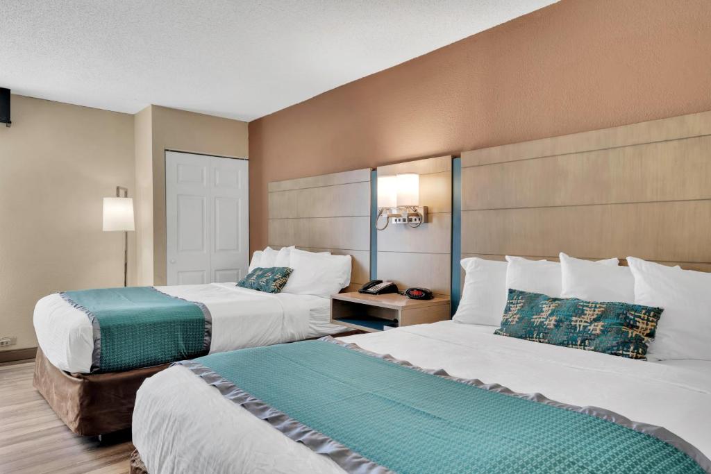 Queen Room with Two Queen Beds – Non-Smoking