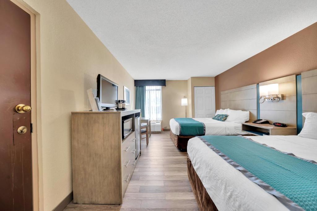 Queen Room with Two Queen Beds – Non-Smoking