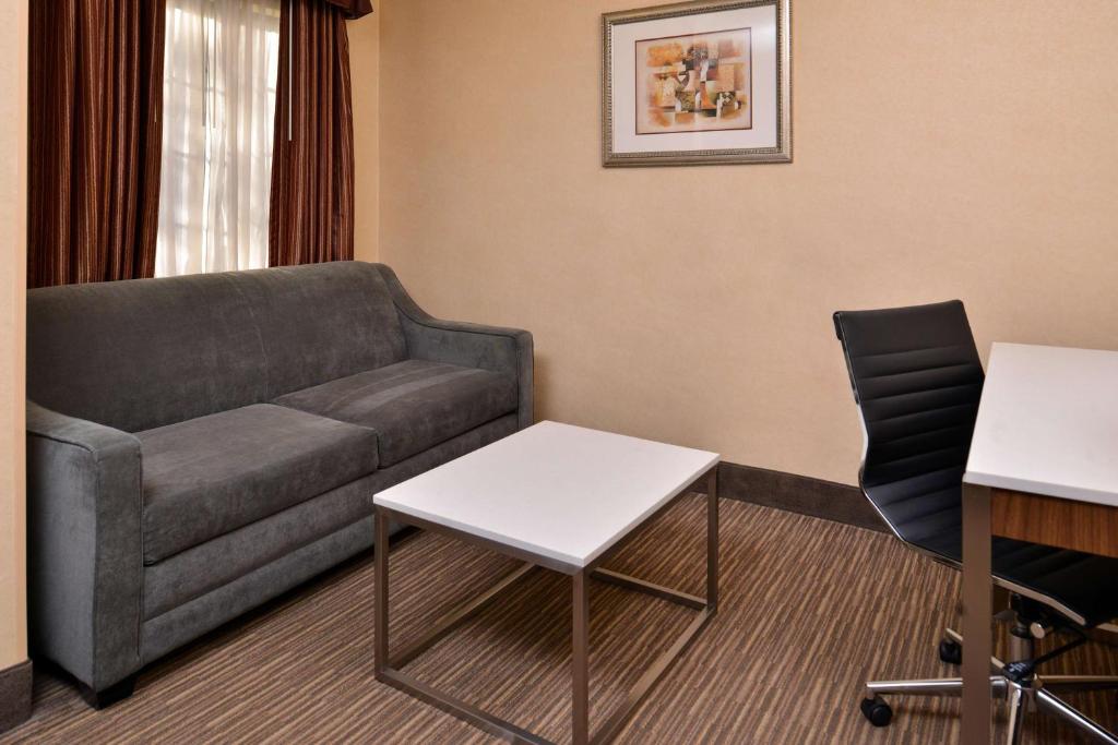 King Room with Sofa Bed – Non-Smoking