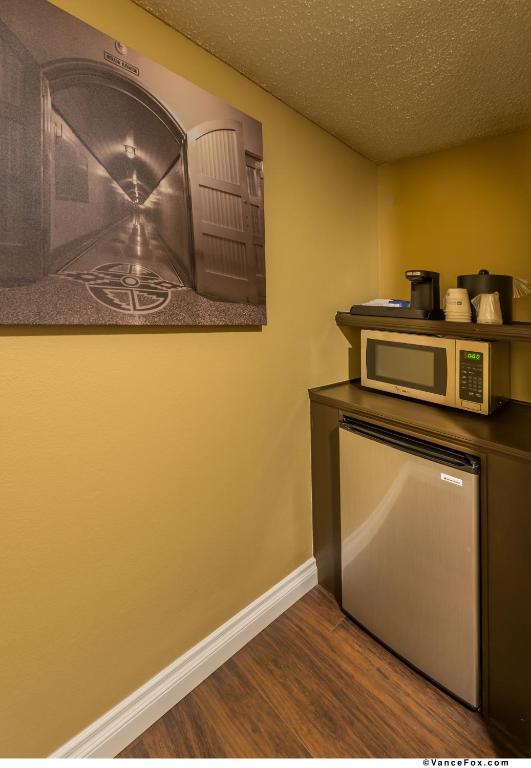 King Room with Roll-in Shower – Disability AccessNon-Smoking