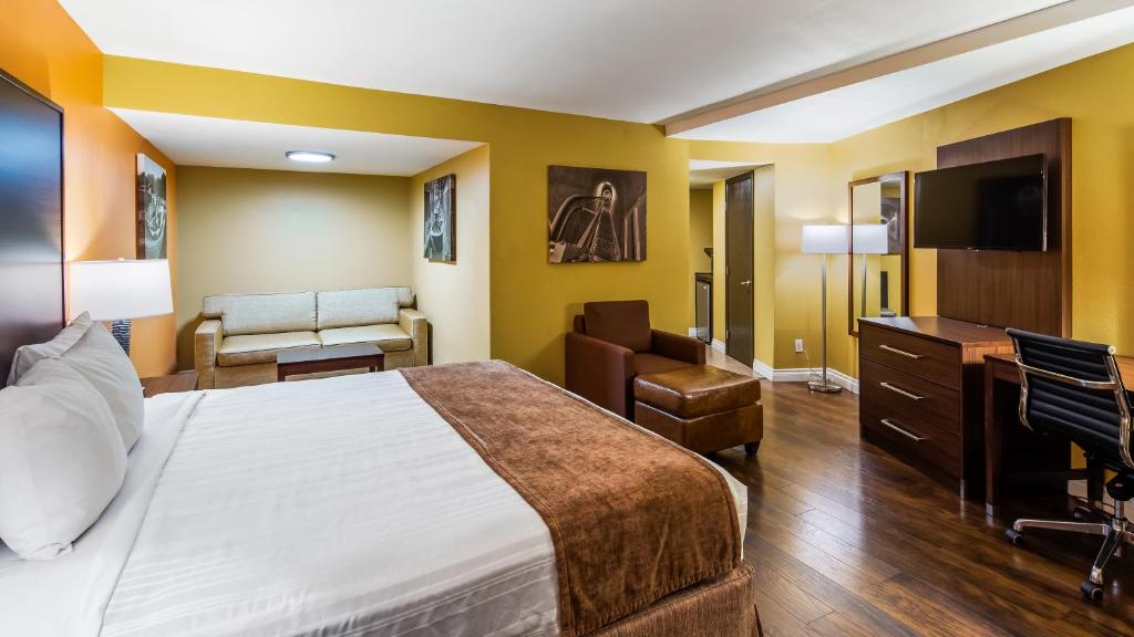 King Room with Sofa Bed