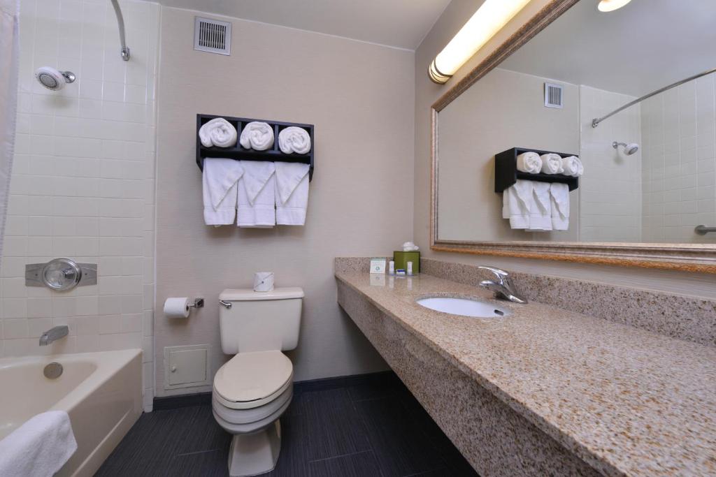 Queen Room with Two Queen Beds – Non-Smoking