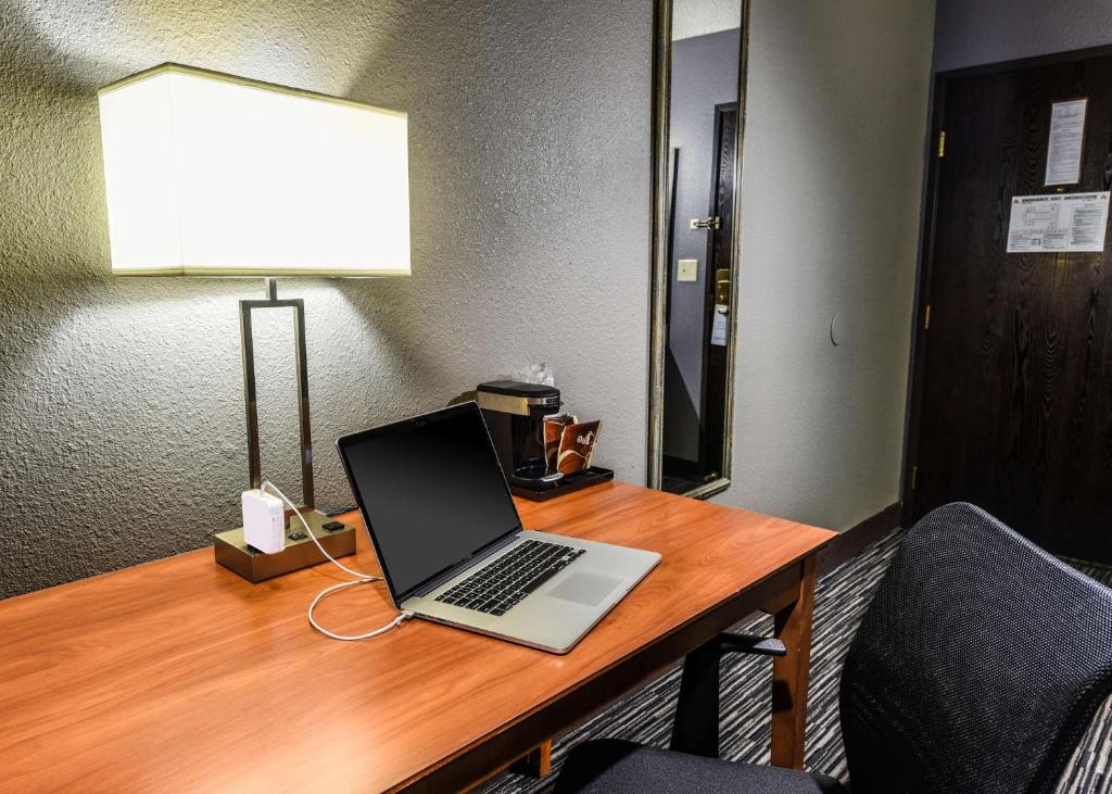 Queen Room with Two Queen Beds – Non-Smoking