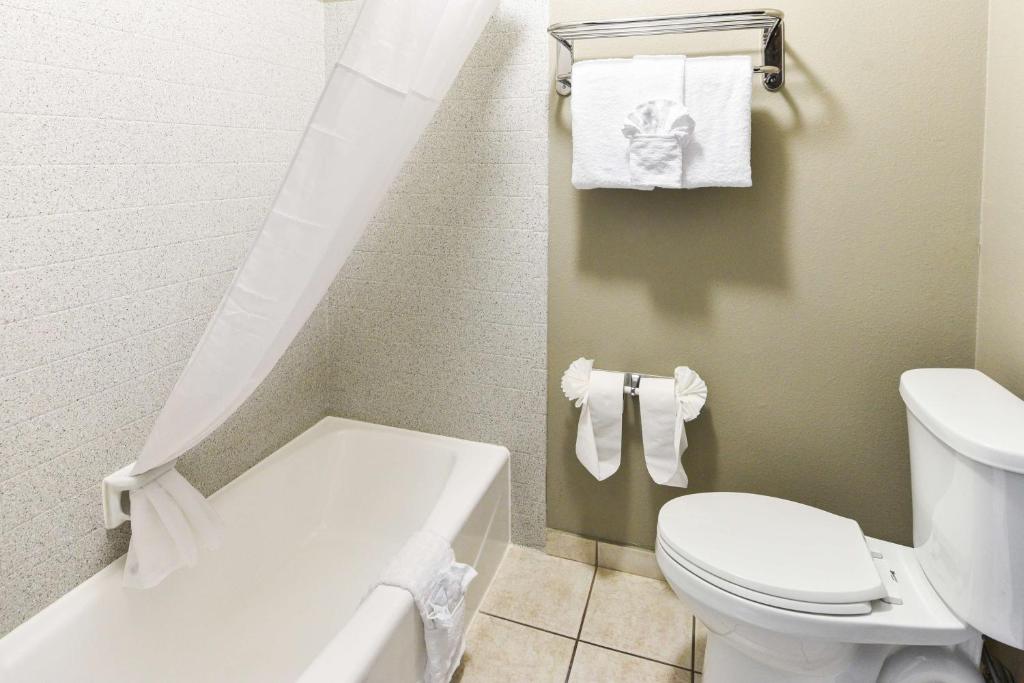 Queen Room with Two Queen Beds – Non-Smoking